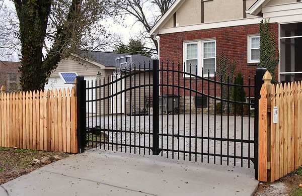Aluminum fence installation